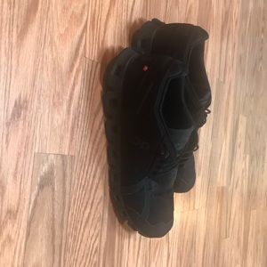 On cloud US M 7.5/Eur 40.5/women’s 9/9.5